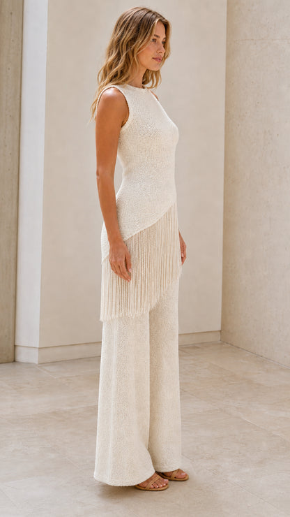Side view of model in the cream fringe knit set
