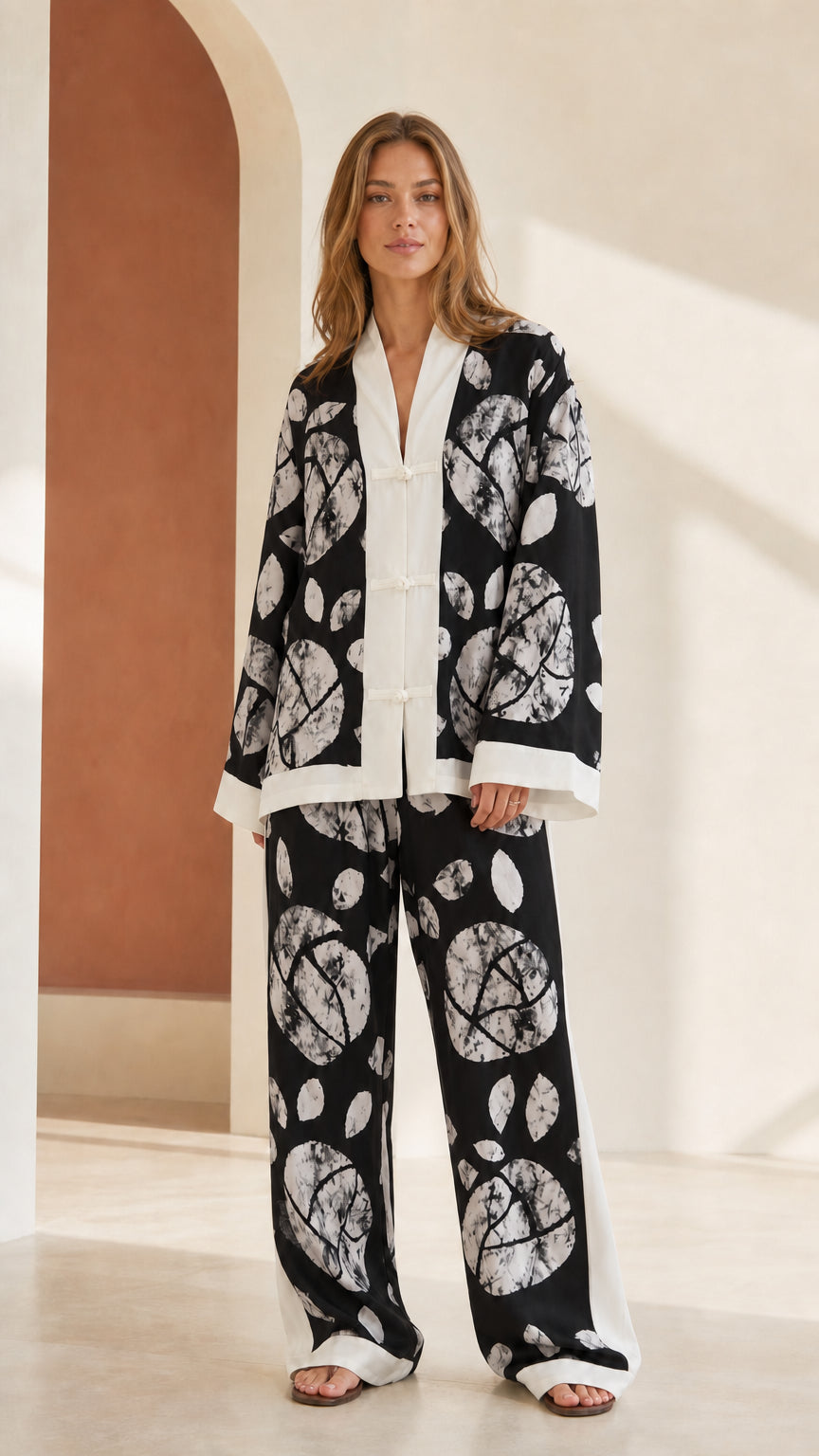 Woman wearing Black printed lounge set